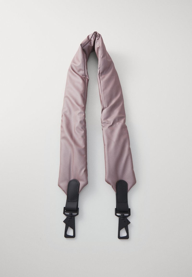 Tracolla imbottita in morbido tessuto malva con accenti in pelle nera e clip in plastica per il fissaggio. Texture liscia con design arrotondato.