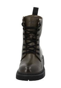 Olivgrön läderankelboot med svarta snören, rund tå, gummisula och dragtab i ryggen för enkel påtagning.