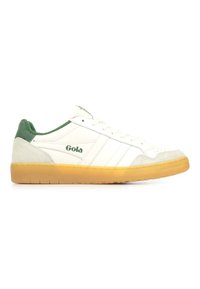 Witte leren sneakers met groene suède accenten, een gestructureerde neus en een rubberen gumzool. Bevat drie witte strepen en een logo.