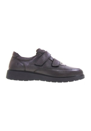 Scarpa in pelle marrone con due cinturini in Velcro regolabili, punta rotonda e suola in gomma testurizzata per presa e stabilità.