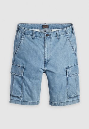 Pantalones cortos de cargo de mezclilla en azul claro con dos bolsillos laterales, cierre de botón y costuras reforzadas en el dobladillo y las costuras.