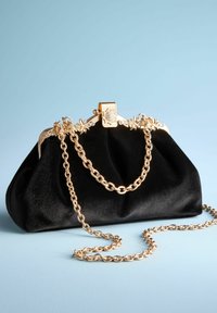 Geantă de tip clutch din catifea neagră, cu un umăr din lanț aurit, accent floral pe închidere și un design pliat pentru textură și formă.