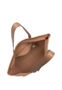 Borsa tote color pelle chiaro con due manici, caratterizzata da un esterno liscio, interno spazioso e un compartimento con cerniera. Texture morbida e design minimalista.