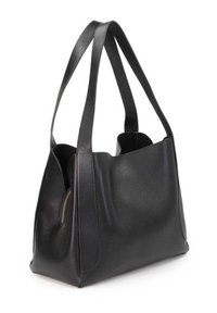 Borsa tote in pelle nera con finitura texture, manici larghi e dettaglio della tasca con zip su un lato. Design a apertura superiore.