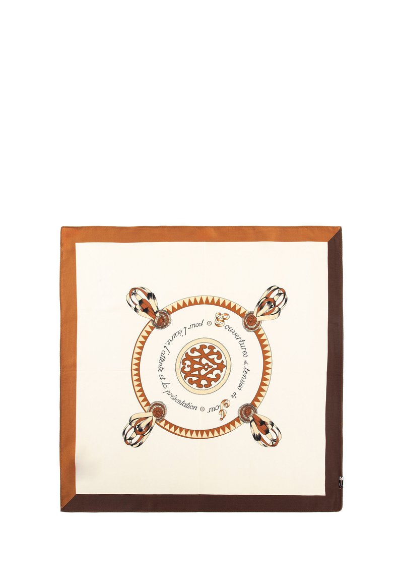 Foulard en soie avec un motif géométrique central en orange et marron, entouré d'accents décoratifs. Les bords sont ornés d'une finition lisse de couleur marron.