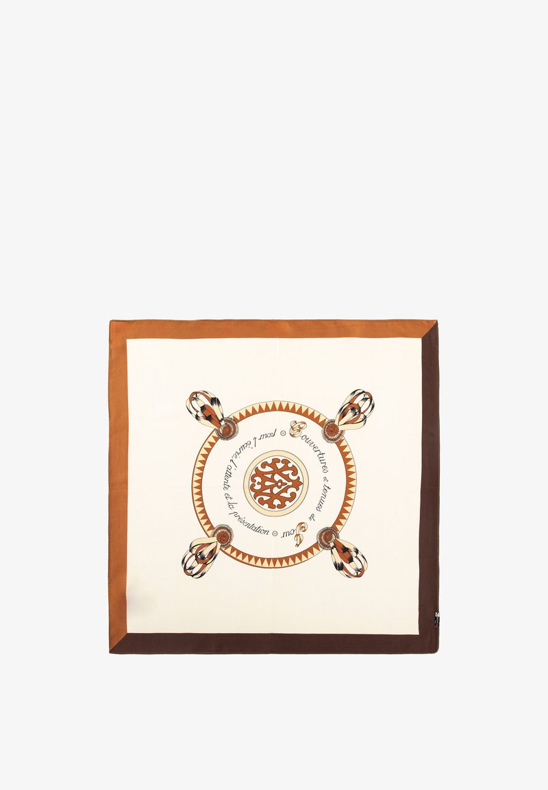 Pañuelo de seda con un diseño geométrico central en naranja y marrón, rodeado de acentos decorativos. Los bordes están acabados con un suave borde marrón.