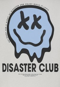 Weißes T-Shirt mit einem blauen, lächelnden Totenkopfdesign und schwarzen, tropfenden Akzenten. Der Text lautet "DISASTER CLUB" und umliegende Phrasen.