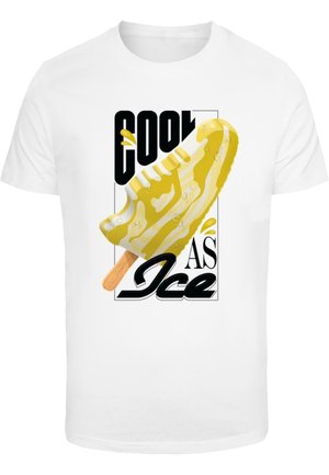 Bílá tričko s grafikou žlutého zmrzlého nápoje na dřevěné tyčce, doplněné textem "COOL AS ICE" v černém písmu.