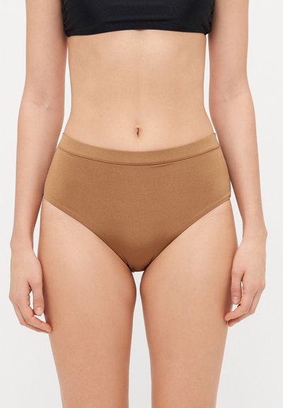 Bikini gaćice visokog struka izrađene od čvrstog smešnog materijala sa glatkom teksturom, s širokim elastičnim pojasom i minimalnim detaljima šivanja.