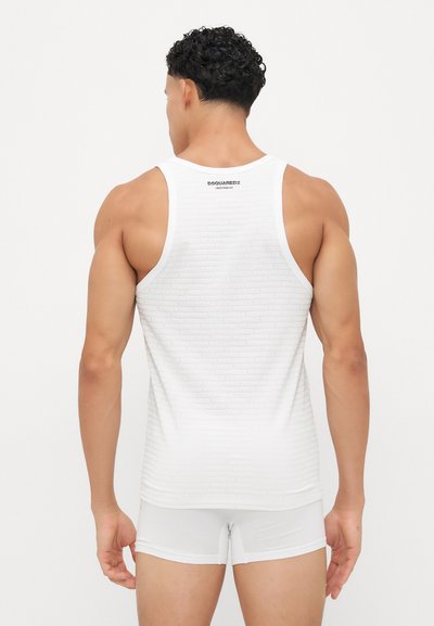 Débardeur blanc avec un design texturé portant le logo de la marque en répétition, encolure arrondie et larges bretelles.
