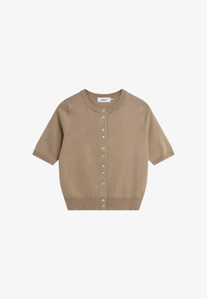 Krátky béžový cardigan s krátkym rukávom vyrobený z pletenej látky, s okrúhlym výstrihom a predným zapínaním na gombíky so svetlými gombíkmi.