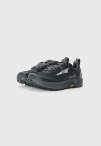 Ein Paar schwarze und graue Altra Gore-Tex Trailschuhe mit Vibram-Sohlen auf einem weißen Hintergrund.