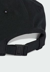 Gorra negra con visera curvada, tela texturizada, correa de plástico ajustable y un detallado de costura. Presenta agujeros de ventilación en la parte superior.