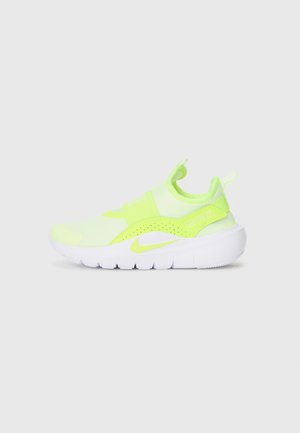 Baskets slip-on jaune fluo avec une tige en mesh respirant, semelle en caoutchouc blanc et accents perforés. Équipées d'un logo 'Just Do It'.