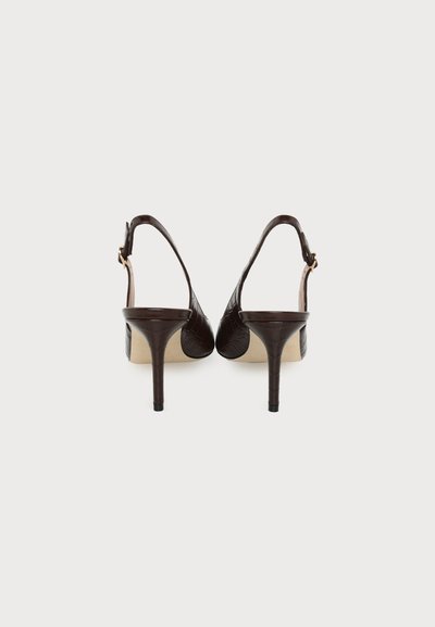 Paire d’escarpins slingback marron foncé à talons hauts avec motif texturé, vus de dos sur un fond clair uni.