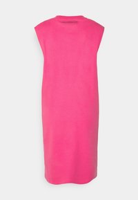 Różowa, bawełniana sukienka bez rękawów o okrągłym dekolcie, do kolan, o gładkiej teksturze. Zawiera logo na tylnym dekolcie.
