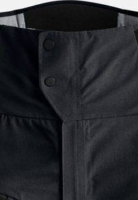 Schwarzer Stoffbund mit glatter Textur, gesichert durch einen runden, flachen Knopf in der Mitte. Sauberes, maßgeschneidertes Design mit minimalen Akzenten.