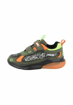 Baskets vertes et noires avec des accents orange et lime, dotées d'une tige en mesh, de deux bandes Velcro et d'un design graphique d'une voiture de course.