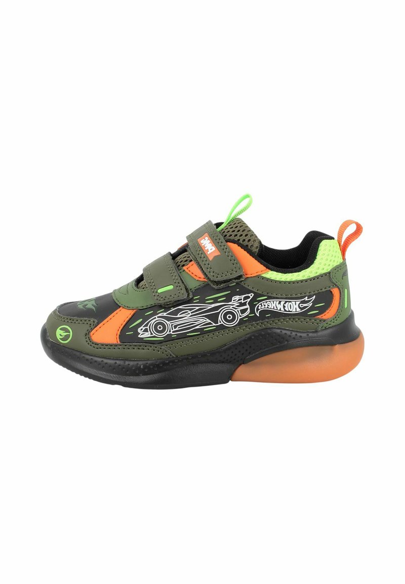 Sneaker verde e nera con accenti arancioni e lime, caratterizzata da una tomaia in rete, due cinghie in Velcro e un design grafico di una auto da corsa.