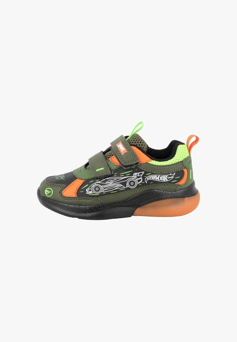 Sneaker verde e nera con accenti arancioni e lime, caratterizzata da una tomaia in rete, due cinghie in Velcro e un design grafico di una auto da corsa.