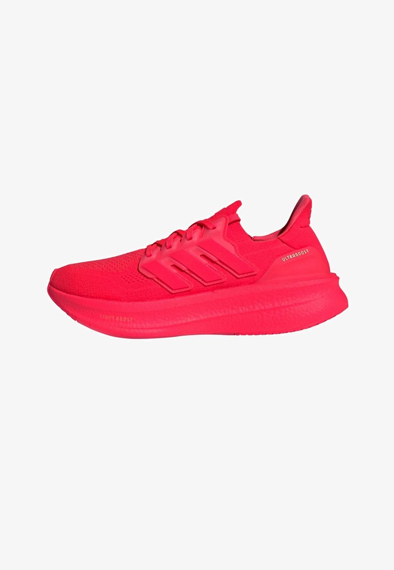 Leuchtend pinke Sportschuhe mit einem gestrickten Obermaterial, versehen mit drei strukturierten Streifen und einer gepolsterten Sohle mit der Aufschrift "ULTRABOOST".