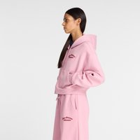 Roze hoodie van zachte stof met een voorzak, ribgebreide manchetten en een gestikt logo. Gepaard met bijpassende broek met zijzakken.