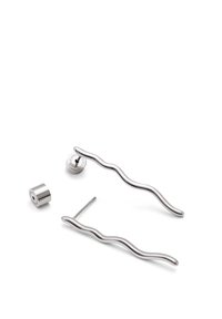 Silberne, wellenförmige Ohrringe aus Metall mit Stecker und runder Rückseite. Sie verfügen über eine glatte Textur und ein fließendes Design, das einen modernen Akzent setzt.