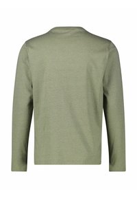 Langärmliges T-Shirt in hellolivgrün, aus weichem Stoff mit Rundhalsausschnitt, das eine einfache, glatte Textur aufweist und keine sichtbaren Muster hat.