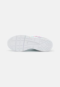 Weißer Sneakersohle mit texturiertem Griff, ausgestattet mit einem mehrfarbigen Design. Sichtbare Rillen und Muster sorgen für zusätzliche Traktion.