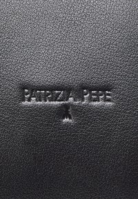 Patrizia Pepe HANDBAG - Håndveske - nero
