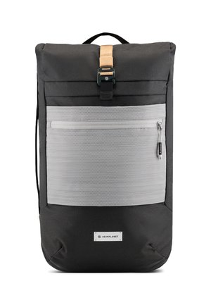Zaino realizzato in tessuto nero con tasca frontale grigia a texture. Presenta una tracolla beige e una chiusura in metallo. Include spallacci regolabili.