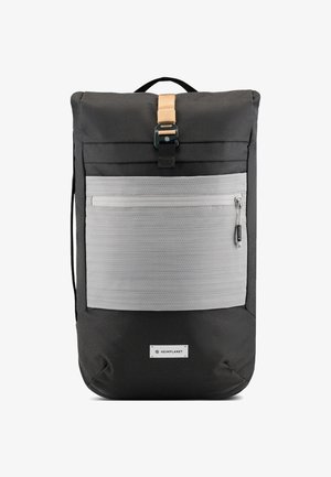 Rugzak van zwart stof met een grijze, textuurachtige voorzak. Bevat een tan kleurige riem en een metalen gesp. Inclusief verstelbare schouderbanden.