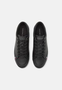 Tommy Hilfiger MODERN - Matalavartiset tennarit - triple black