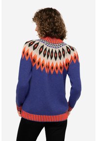 Gestrickter Pullover mit blauem Körper und einem mehrfarbigen geometrischen Yoke-Design in Orange, Schwarz und Creme; gerippter Kragen und Bündchen.