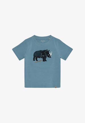 Camiseta de algodón azul de manga corta con un gráfico de un rinoceronte negro con cuerno blanco y texto naranja debajo. Cuello redondo simple y mangas con dobladillo.