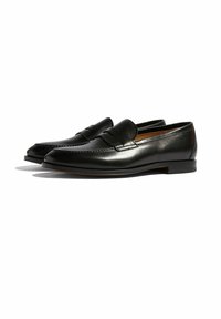 Zwarte leren loafers met een gladde afwerking, licht spitse neus, decoratieve stiksels en een laag profiel zool. Geen veters of sluitingen.