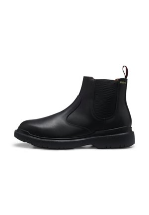 Schwarzer Leder-Chelsea-Stiefel mit elastischem Seiteneinsatz, Zuglasche mit rotem Detail, dicker Gummisohle und kleinem goldfarbenem "HUGO"-Logo am Knöchel.