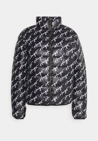 Puffjakke i sort nylon med et gentaget mønster af hvid skriftlogo. Lynlås foran, høj krave og quiltet tekstur.