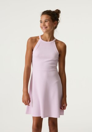 Lichtroze mouwloze jurk met een aansluitende top en een uitlopende rok. Gemaakt van geribbelde stof, met een hoge halslijn en een gladde textuur.