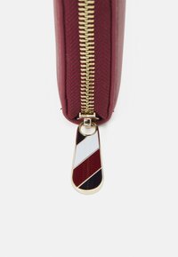Tommy Hilfiger POPPY PLUS MED - Geldbörse - rouge