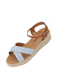 Keilsandale mit braunem Kunstleder-Riemen um den Knöchel, blau-weißen gemusterten Stoffüberkreuzungen und einem mit Jute umwickelten Absatz.