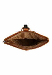 Borsa a tracolla in pelle marrone con chiusura a zip e fodera interna in tessuto a motivo diamante. Include una maniglia superiore singola e pochi dettagli in metallo.