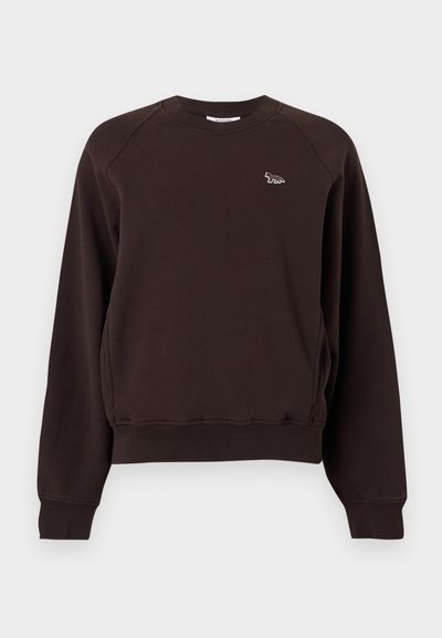 Σκούρο καφέ μακρυμάνικη μπλούζα με στρογγυλή λαιμόκοψη, ριμπ μανσέτες, τελείωμα και μικρό κεντημένο ζωάκι στο αριστερό μέρος του στήθους.