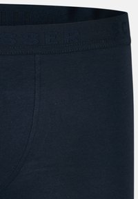 Boxer briefs blu navy con una vita testurizzata caratterizzata da lettere in rilievo. Realizzati in un morbido mix di cotone, con una texture liscia e una vestibilità aderente.