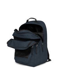 Mörkblå tyg ryggsäck med ett rymligt huvudfack, dubbla dragkedjor, meshnficka och vadderad ryggpanel. Avtagbar bärhandtag.