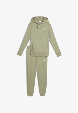 Conjunto de sudadera con capucha y pantalones jogging de color verde claro de Puma, con capucha y cordón ajustable y logotipos de Puma en el pecho y el muslo, presentado plano sobre fondo blanco.