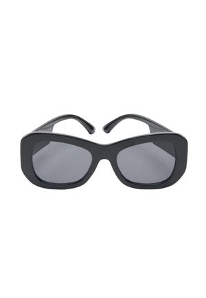 Czarne prostokątne okulary przeciwsłoneczne z ciemnymi soczewkami, grubą plastikową oprawą, gładką fakturą i lekko wygiętymi zausznikami. Brak widocznych logo czy wzorów.