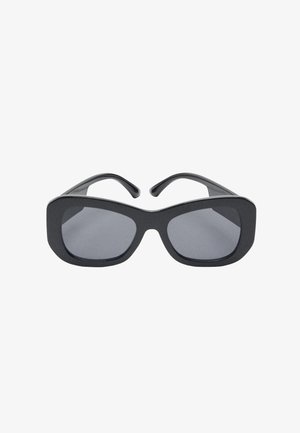 Czarne prostokątne okulary przeciwsłoneczne z ciemnymi soczewkami, grubą plastikową oprawą, gładką fakturą i lekko wygiętymi zausznikami. Brak widocznych logo czy wzorów.