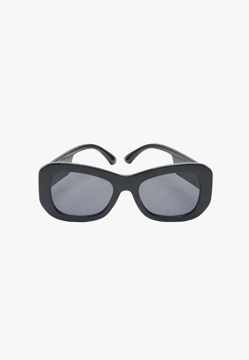 Czarne prostokątne okulary przeciwsłoneczne z ciemnymi soczewkami, grubą plastikową oprawą, gładką fakturą i lekko wygiętymi zausznikami. Brak widocznych logo czy wzorów.