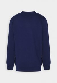 Felpa blu navy a girocollo, con maniche lunghe e polsini e fondo a costine, mostrata da dietro su uno sfondo bianco.